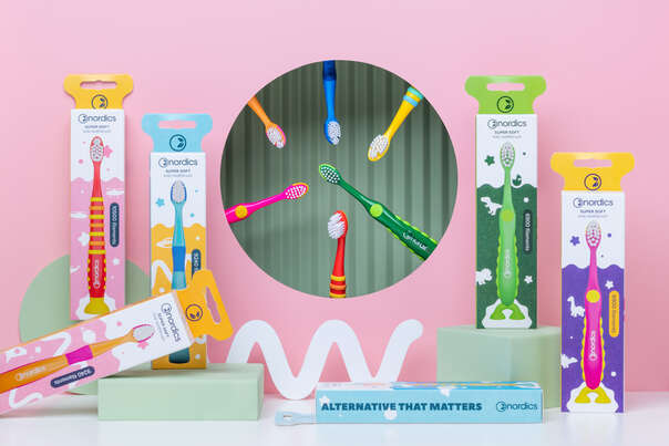 Sie sehen eine Packung Öko Zahnbürste Kids 4+ 10.500 Borsten Rot Nordics, Produktbild: 03 Öko Zahnbürste Kids 4+ 10.500 Borsten Rot Nordics, A-Nr.: 5930293 - 03