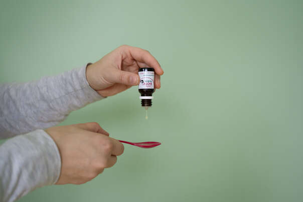 Sie sehen eine Packung OMNi-BiOTiC® PANDA Tropfen, 8 ml, Produktbild: 03 OMNi-BiOTiC® PANDA Tropfen, 8 ml, A-Nr.: 5911321 - 03