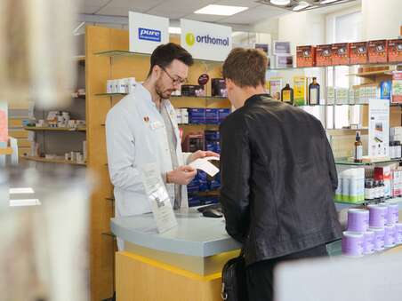 Kundengespräch in der Johann Strauss Apotheke