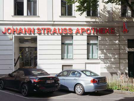Außenansicht der Johann Strauss Apotheke