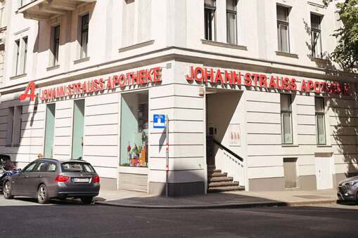 Außenansicht der Johann Strauss Apotheke