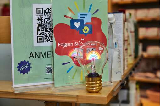 Regenbogenlampe in der Johann Strauss Apotheke