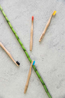 Sie sehen eine Packung Nordics Öko Zahnbürsten Bambus Sparpack 4x Erwachsene, Produktbild: 03 Nordics Öko Zahnbürsten Bambus Sparpack 4x Erwachsene, A-Nr.: 5666873 - 03