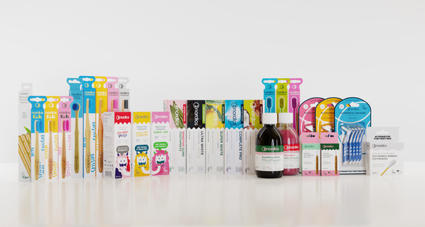 Sie sehen eine Packung Nordics Öko Zahnbürste Bambus mit gelben Borsten, Produktbild: 03 Nordics Öko Zahnbürste Bambus mit gelben Borsten, A-Nr.: 5332014 - 03