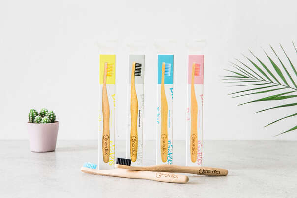 Sie sehen eine Packung Nordics Öko Zahnbürste Bambus mit Aktivkohle Borsten, Produktbild: 03 Nordics Öko Zahnbürste Bambus mit Aktivkohle Borsten, A-Nr.: 5331983 - 03