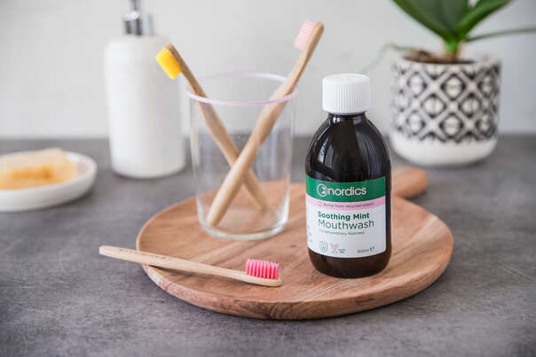 Sie sehen eine Packung Nordics Mundwasser beruhigende frische Minze, Produktbild: 03 Nordics Mundwasser beruhigende frische Minze, A-Nr.: 5332238 - 03