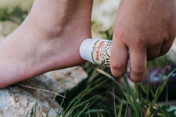 Sie sehen eine Packung Hirschtalg Stick Rösch 25ml, Produktbild: 02 Hirschtalg Stick Rösch 25ml, A-Nr.: 5015041 - 02