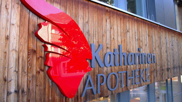 Bild von Firmentafle der Katharinen Apotheke Außenanischt 2